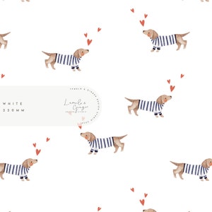 Puede incluir: Un fondo blanco con un patrón repetido de dachshunds marrones y blancos que llevan camisas a rayas azules y blancas. Cada dachshund está rodeado de pequeños corazones rojos.