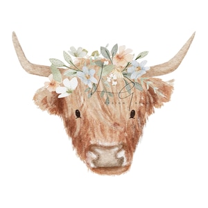 Puede incluir: Una pintura de acuarela de una vaca de las tierras altas con una corona de flores. La vaca tiene pelaje marrón y una nariz blanca. Las flores de la corona son blancas, azules y rosas.