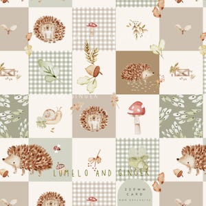 Può includere: Un motivo senza cuciture che presenta un design a patchwork con varie creature del bosco, tra cui ricci, lumache e funghi. Il motivo è in tonalità di marrone, verde e bianco, con uno sfondo a scacchi.