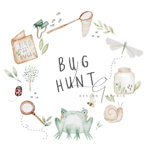 Puede incluir: Una ilustración de acuarela con un tema de caza de insectos con una rana verde, una lupa, un frasco, una mariposa, un libro, una red y un caracol. El texto "BUG HUNT" está escrito en negro.
