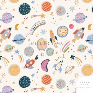Może przedstawiać: Kapryśny wzór z planetami, rakietami, gwiazdami i napisem "SPACE cadet" na kremowym tle. Projekt zawiera tekst "LUMELO AND GINGER", "2025" i "Woosh..." z etykietą "220 MM CARD".
