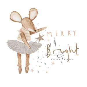Peut inclure: Une illustration aquarelle d'une souris brune portant un tutu et tenant une baguette magique en forme d'étoile dorée. La souris est entourée d'étoiles dorées et de feuilles vertes. Le texte "Merry & Bright Design Studio" est écrit en lettres d'or.
