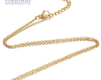 Op de afbeelding: Een goudkleurige ketting met een delicaat kettingontwerp. De ketting heeft een karabijnsluiting en een verstelbare ketting. De afbeelding bevat de tekst "JEWELLERY FINDINGS" en "Ring Making | Hypoallergenic Findings".