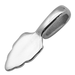 Puede incluir: Biela de colgante de metal plateado con un bucle redondo liso y una base plana en forma de hoja.