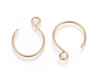 Peut inclure: Deux créoles d'oreille dorées avec une petite boucle en haut de chaque créole.