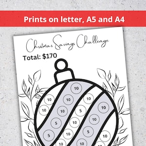 Può includere: Un stampabile in bianco e nero del Christmas Savings Challenge con un totale di $170. Il design presenta un ornamento natalizio con sezioni numerate. Il testo "Prints on letter, A5 and A4" è in alto.