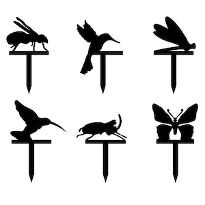 Puede incluir: Conjunto de seis estacas de jardín de silueta negra que representan un colibrí, una mariposa, una libélula, una hormiga y dos tipos diferentes de escarabajos. Las estacas son de metal y tienen un extremo puntiagudo para una fácil inserción en el suelo.