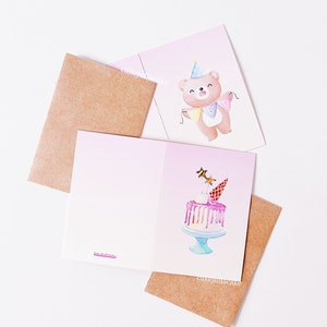 Célébration ou gâteau « HBD » | Carte de joyeux anniversaire | Carte de félicitations | de voeux | Carte mignonne | carte colorée | Carte ours en peluche