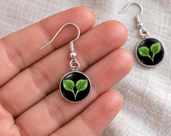 Boucles d'oreilles pendantes véganes en forme de feuille en V, cadeau végétal, délicates (10 mm / 0,4") - Livrées en boîte - Crochets plaqués argent