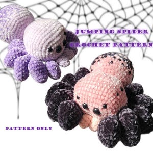 Puede incluir: Se muestran dos arañas saltarinas de ganchillo. Una es lavanda y morada, la otra rosa y negra. También se ve el texto "Jumping Spider Crochet Pattern" y "Pattern Only".