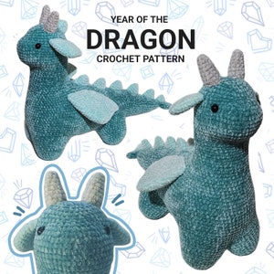 Puede incluir: Patrón de crochet para un juguete amigurumi de dragón azul verdoso. El patrón incluye instrucciones para hacer la cabeza, el cuerpo, las alas y la cola del dragón. El patrón se titula "Year of the Dragon Crochet Pattern".