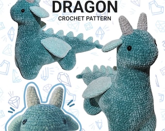 Könnte beinhalten: Häkelanleitung für ein tealblaues Drachen-Amigurumi-Spielzeug. Die Anleitung enthält Anweisungen zum Herstellen von Kopf, Körper, Flügeln und Schwanz des Drachen. Die Anleitung trägt den Titel "Year of the Dragon Crochet Pattern".