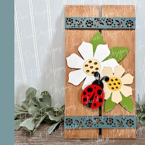 Cartello con coccinella e fiore in formato SVG, cartello estivo su tavola, coccinella sullo scaffale in formato SVG, cartello su pallet in formato SVG, Glowforge in formato SVG, file tagliato al laser, download digitale