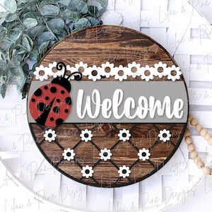 Appendino da porta con scritta "Coccinella di benvenuto" in formato SVG, cartello di benvenuto con margherite, cartello con scritta "Scheda plaid e margherite", cartello con coccinella, decorazione estiva, file di taglio Glowforge, file SVG laser
