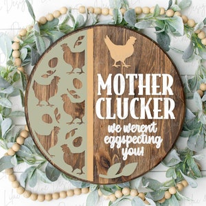 Signo de pollo divertido, signo de bienvenida de pollo SVG, colgador de puerta Mother Clucker svg, signo de madera redonda Snarky, Glowforge Svg, archivo cortado con láser