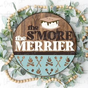 Letrero "Smore the Merrier", divertido letrero redondo para acampar SVG, letrero de bienvenida a la fogata, colgador de puerta con malvaviscos asados, Glowforge Svg, archivos cortados con láser