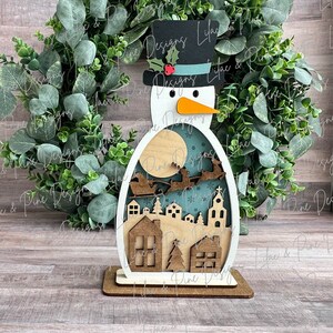 Bałwan na półce SVG, Warstwowa scena świąteczna SVG, laserowy projekt Wigilii, plik laserowy na Boże Narodzenie, Glowforge SVG, plik do cięcia laserowego