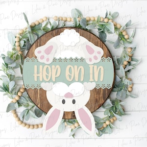 Hop on in Schild SVG, Hase Willkommensschild SVG, Osterhase Türhänger SVG, Frühlingsdeko, Ostern Wandkunst, Glowforge SVG, Laser geschnittene Datei
