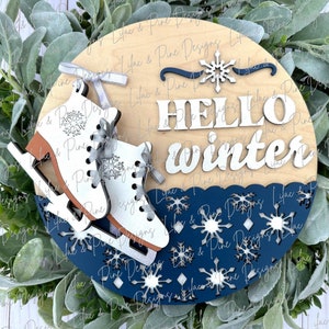 Hallo Winter Zeichen SVG, Weihnachten Willkommensschild, Winter Türhänger SVG, Schlittschuhe Veranda Zeichen, Schneeflockendekor, Glowforge svg, Laserschnittdatei