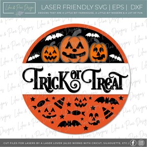 K&ouml;nnte beinhalten: Ein rundes orange-wei&szlig;es Schild mit dem Text "Trick or Treat" in Schwarz. Das Schild ist mit schwarzen Flederm&auml;usen, Sternen und K&uuml;rbissen mit Jack-o'-Lantern-Gesichtern verziert.