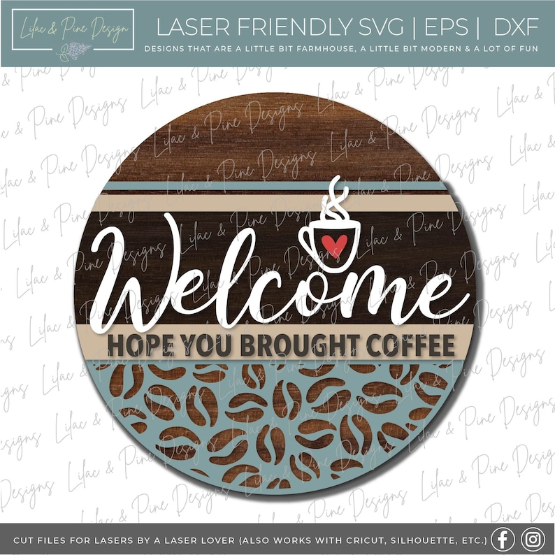 K&ouml;nnte beinhalten: Ein rundes Holzschild mit blauem und braunem Hintergrund. Das Schild sagt "Welcome" in wei&szlig;er kursivschrift und "Hope you brought coffee" in wei&szlig;en Blockbuchstaben. &Uuml;ber dem Wort "Welcome" befindet sich eine Kaffeetasse mit einem roten Herzen. Der untere Teil des Schildes hat ein Muster aus Kaffeebohnen.