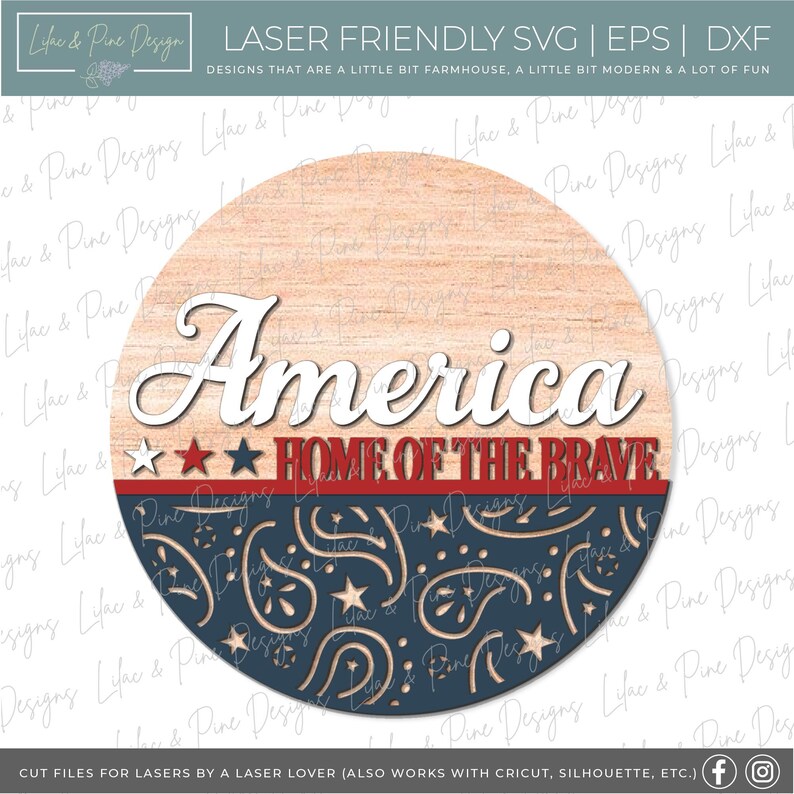 Puede incluir: Un letrero redondo de madera con un dise&ntilde;o patri&oacute;tico rojo, blanco y azul. El letrero dice "America Home of the Brave".