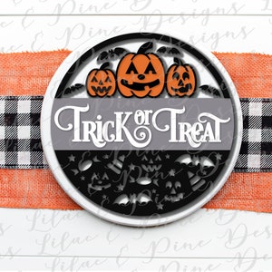 K&ouml;nnte beinhalten: Ein rundes, schwarz-wei&szlig;es Schild mit dem Text "Trick or Treat" in wei&szlig;en Buchstaben. Drei orangefarbene K&uuml;rbisse mit schwarzen Augen und M&uuml;ndern befinden sich &uuml;ber dem Text. Das Schild ist von schwarzen Flederm&auml;usen und Sternen umgeben.
