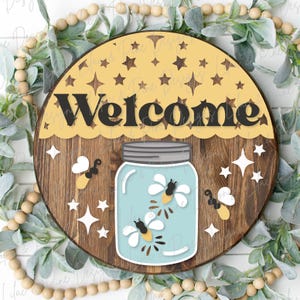 ホタルのウェルカムサインSVG、ホタルのドアハンガーSVG、夏のウェルカムサインSVG、夏のポーチ装飾、Glowforge SVG、レーザーカットファイル
