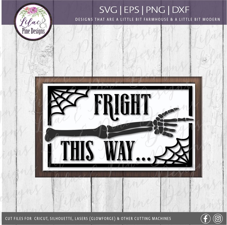 Pu&ograve; includere: Un cartello bianco e nero con una mano scheletrica che punta a destra. Il cartello recita "FRIGHT THIS WAY..." con un disegno di ragnatela sullo sfondo. Il cartello &egrave; incorniciato in legno marrone.