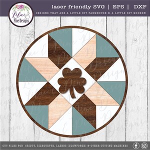K&ouml;nnte beinhalten: Ein rundes Holzschild mit einem Patchwork-Design in Braun-, Beige- und Blaut&ouml;nen. In der Mitte des Schildes befindet sich ein gro&szlig;es, braunes Kleeblatt.