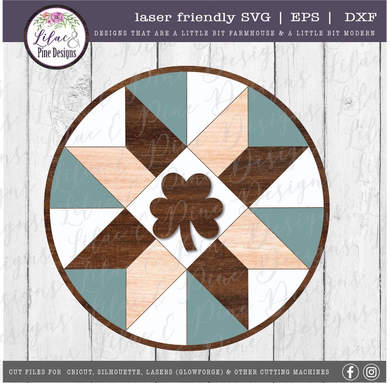 K&ouml;nnte beinhalten: Ein rundes Holzschild mit einem Patchwork-Design in Braun-, Beige- und Blaut&ouml;nen. In der Mitte des Schildes befindet sich ein gro&szlig;es, braunes Kleeblatt.