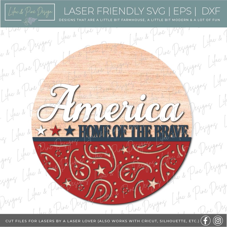 Puede incluir: Un letrero redondo de madera con un dise&ntilde;o de bandera estadounidense roja, blanca y azul. El letrero dice "America Home of the Brave" en letras blancas.
