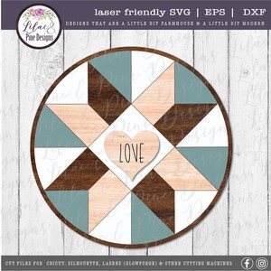 K&ouml;nnte beinhalten: Ein rundes Holzschild mit einem Quiltmuster in Braun-, Beige-, Wei&szlig;- und Blaut&ouml;nen. In der Mitte des Schildes befindet sich ein Herz mit dem Wort "LOVE" darin.