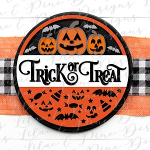 K&ouml;nnte beinhalten: Ein rundes orange-schwarzes Halloween-Schild mit dem Text "Trick or Treat" in schwarzen Buchstaben. Das Schild ist mit drei orangefarbenen K&uuml;rbissen mit schwarzen Gesichtern und Flederm&auml;usen verziert.