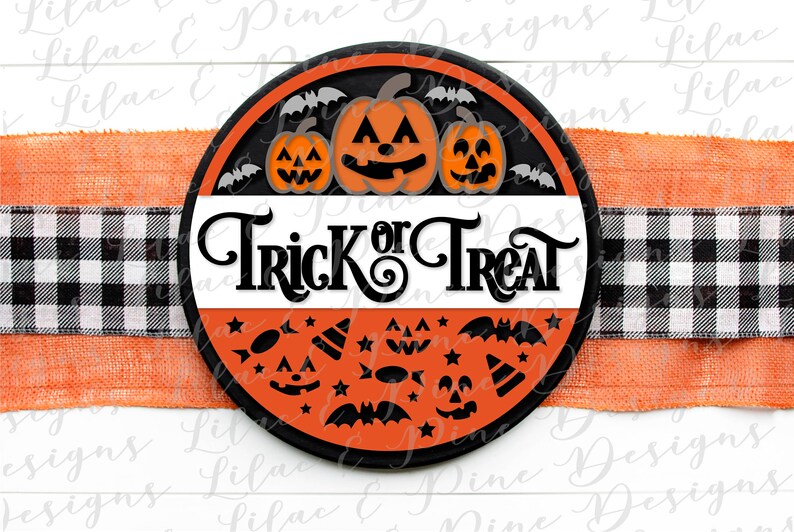 K&ouml;nnte beinhalten: Ein rundes orange-schwarzes Halloween-Schild mit dem Text "Trick or Treat" in schwarzen Buchstaben. Das Schild ist mit drei orangefarbenen K&uuml;rbissen mit schwarzen Gesichtern und Flederm&auml;usen verziert.