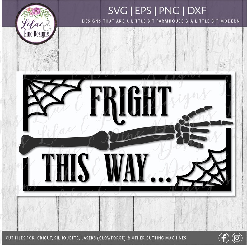 Pu&ograve; includere: Un cartello di Halloween in bianco e nero con una mano scheletrica che punta a destra e il testo "FRIGHT THIS WAY..." in un carattere spettrale.