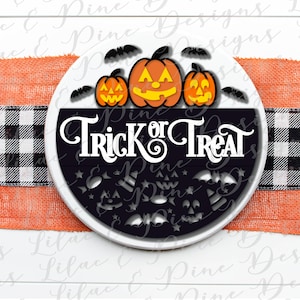 K&ouml;nnte beinhalten: Ein rundes schwarz-wei&szlig;es Schild mit dem Text "Trick or Treat" in wei&szlig;en Buchstaben. Drei orangefarbene K&uuml;rbisgesichter befinden sich oben auf dem Schild, umgeben von fliegenden Flederm&auml;usen.
