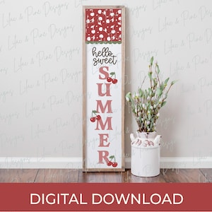 Puede incluir: Un letrero de madera rectangular y alto con fondo blanco que presenta el texto hello sweet SUMMER en letras negras y rojas. El diseño incluye ilustraciones de cerezas rojas y un borde superior con patrón rojo. El letrero tiene un marco de madera clara.
