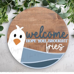 Accroche-porte mouette drôle SVG, panneau de bienvenue de frites, panneau d'été SVG, décor de plage, maison au bord du lac, Glowforge, fichier découpé au laser, SVG Cricut