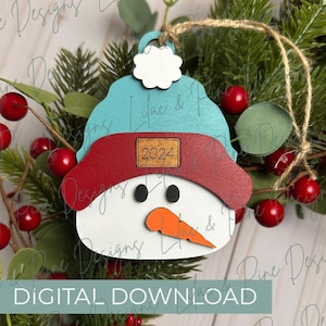 Weihnachtsverzierung SVG, Schneemann Namensverzierung SVG, 2024 Verzierung, Verzierungssatz svg, personalisierte Glowforge SVG, Laserschnittdatei