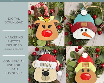 Puede incluir: Cuatro diseños de adornos navideños cortados con láser: un reno con la nariz roja, un muñeco de nieve con un sombrero azul, un oso con un gorro de Papá Noel rojo y un reno con un gorro de Papá Noel rojo. Los adornos están sobre un fondo verde con bayas rojas.