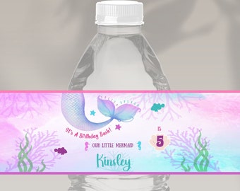 Op de afbeelding: Waterfleslabel met een zeemeerminstaart, koraal en schelpen. Het label is roze, blauw en groen met de tekst "It's a Birthday Bash! Our Little Mermaid Kinsley 5".