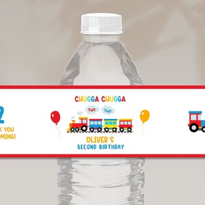 Puede incluir: Etiqueta de botella de agua con un diseño de tren rojo, amarillo y azul. La etiqueta dice "Chugga Chugga" y "Oliver's Second Birthday".