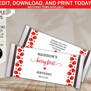 Könnte beinhalten: Druckbare Schokoladenriegel-Verpackung mit Erdbeer-Motiv. Die Verpackung ist weiß mit roten Erdbeeren und Herzen. Der Text auf der Verpackung lautet "Madison's berry first birthday 05.17.25".