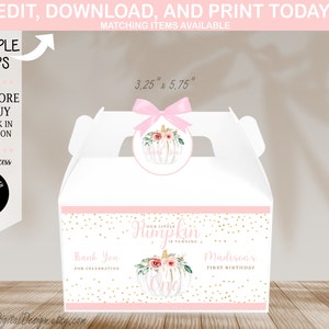 Può includere: Una scatola portaconfetti rosa e bianca con dettagli di glitter dorati. La scatola presenta un design a forma di zucca con il testo "Our Little Pumpkin is Turning One" e "Madison's First Birthday".