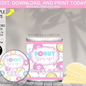 Op de afbeelding: Donut-thema feest gunsten labels voor een 7e verjaardag. De labels zijn roze, blauw en geel met een donut patroon en de tekst "Donut Grow Up!" en "Alicia's 7th Birthday".