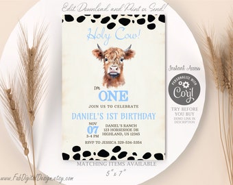 Può includere: Un invito di compleanno personalizzato con un'illustrazione di una mucca delle Highlands. L'invito include il testo "Holy Cow!" e "I'm ONE" in blu, insieme ai dettagli dell'evento. L'invito misura 12,7 cm x 17,8 cm.