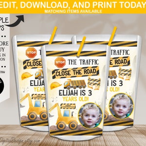 Könnte beinhalten: Drei Saftbeutel mit Designs zum Thema Bau. Jeder Beutel zeigt einen gelben Bagger, einen Muldenkipper und ein Kinderfoto. Der Text enthält "CLOSE THE ROAD", "ELIJAH IS 3 YEARS OLD!" und "UNDER CONSTRUCTION".