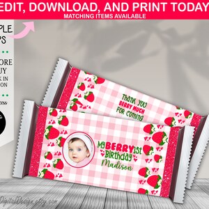 Könnte beinhalten: Druckbare Schokoladenriegel-Verpackung mit einem rosa-weißen Karomuster, Erdbeeren und einem Fotorahmen. Der Text auf der Verpackung lautet "My Berry 1st Birthday Madison" und "Thank You Berry Much For Coming".