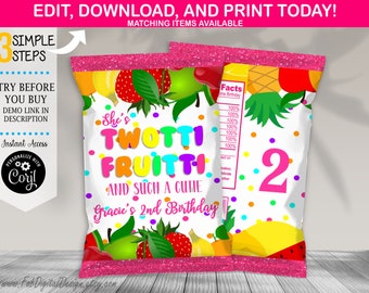 Peut inclure: Un modèle numérique d'emballage de sachet de chips avec un thème de fruits colorés incluant des fraises, des bananes et des ananas. Le texte indique Twotti Frutti and Such a Cutie Gracie's 2nd Birthday. Il comprend une étiquette nutritionnelle et des bordures à paillettes roses.